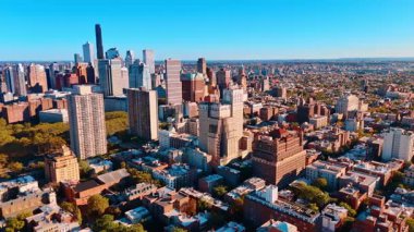 Günışığı, modern New York, ABD 'nin kentsel manzarası. Şehir manzarası üzerinde çeşitli binalarla drone görüntüleri.