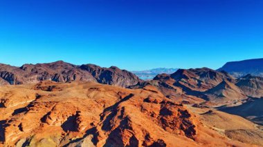 Bitkisiz kahverengi kayalar. Arizona 'nın çorak arazisi, ABD' nin havadan görünüşü.