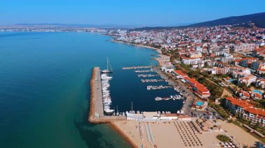 Dağ yamacında güzel bir tatil yeri. Bulgaristan 'ın Sveti Vlas kentindeki yat kulübü ve kumlu plajda insansız hava aracından uçuş.