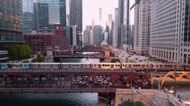 Chicago, ABD, 29 Haziran 2025, köprüden Chicago Nehri 'ni geçen uzun tren. İHA 'dan Chicago' ya.
