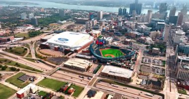 Detroit, ABD, 28 Temmuz 2025: Modern Detroit üzerinden uçuş, Michigan, ABD. Şehir merkezindeki geniş şeritli otoyola, spor salonuna ve stadyuma yaklaşıyoruz..