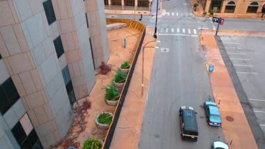 Saint Louis USA, 14 Ağustos 2025: Az sayıda araba boş yoldan geçiyor ve kavşağı geçiyor. St. Louis 'in boş caddesi, Missouri, ABD. Hava görünümü.