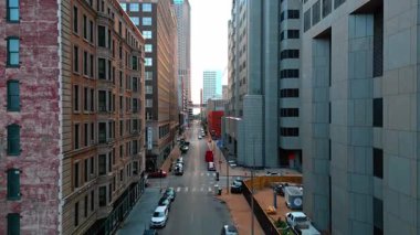 Saint Louis USA, 14 Ağustos 2025, park etmiş arabaları ve yüksek binaları olan cadde. St. Louis, Missouri, ABD 'nin tarihi ve yeni mimarisi.