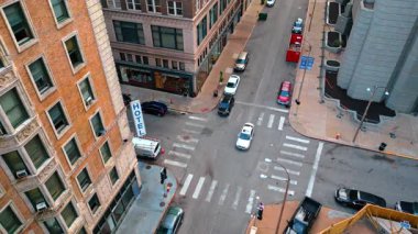 Saint Louis USA, 14 Ağustos 2025, kavşakta bekleyen arabalar. St. Louis, Missouri, ABD 'de çok az insan caddeyi geçer. Hava görünümü.