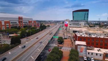 Saint Louis USA, 14 Ağustos 2025: Köprüden şehir manzarasına iniyor. Gökyüzündeki dramatik bulutların düşük açılı görüntüsü. St. Louis, Missouri, ABD.