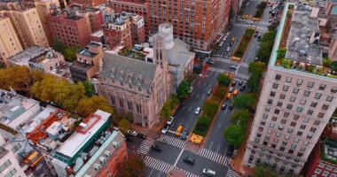 ABD 'nin güzel caddesi New York' taki Gotik tarzı binaya yaklaşıyoruz. Gündüz trafiği hareketli.