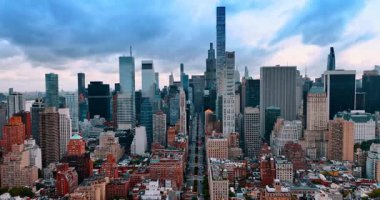 Farklı binalarla New York 'un ikonik manzarası. Arka planda bulutlu bir gökyüzü. Hava görünümü.