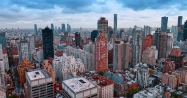 ABD 'nin New York kentsel manzarasının üzerine iniyor. Metropolis üzerinde dramatik bulutlar gökyüzünü kaplıyor..