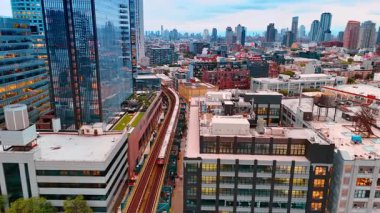Yoğun şehir manzarasında hareket eden trene yetişmek. New York, ABD 'de İHA uçuşu.