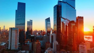 New York üzerinden altın saat uçuşu. Camın arasındaki güzel güneş nehir manzarasının üzerinde yükseliyor..