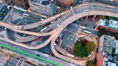New York 'taki karmaşık yol kavşağının üzerinde yükseliyor. Birçok araba ve otobüs metropol yollarında hareket ediyor..
