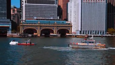 New York, ABD, 9 Ağustos 2025: New York 'taki Staten Island Ferry Terminali yakınlarındaki tekneler. Manhattan 'ın aşağısındaki tarihi Staten Island Feribot Terminali yakınlarındaki kurtarma botları ve yatları.