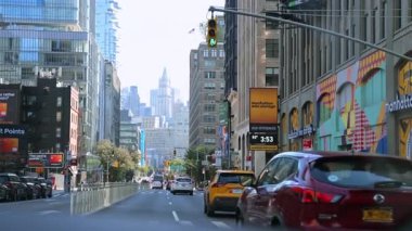 New York, ABD, 9 Ağustos 2025: Soho Manhattan 'daki modern cam binalar ve yayalar. Manhattan 'ın Soho semtinde caddeden karşıya geçen yayalar modern cam binalar ve yoğun trafik ile çevrili..