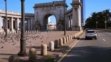 New York, ABD, 9 Ağustos 2025: Manhattan Köprü Kemeri ve güvercinlerle Colonnade. New York 'ta tarihi Manhattan Köprüsü Kemeri ve Colonnade güvercinler ve sabah güneşiyle çevrili..