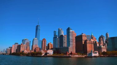 New York 'un güzel yüksek binaları rıhtımda. Düşük açılı bakış açısı. Nehir manzarasından ufuk çizgisine bak.