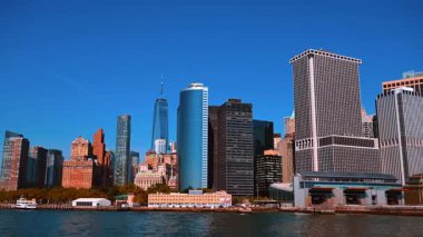 Güneşli bir günde Doğu Nehri 'ni gezmek. New York Skyline, ABD açık mavi gökyüzüne karşı.