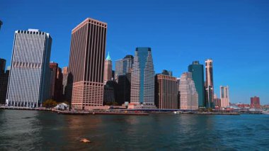 Güneşli bir günde New York, ABD 'de nehir turu. Manhattan 'ın su manzarasının alçak açılı manzarası.