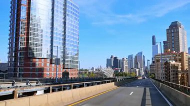 New York, ABD yollarından geçerek. Çağdaş şehir manzarası boyunca ilerliyoruz..