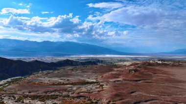 Büyüleyici Ölüm Vadisi Ulusal Parkı, Kaliforniya, ABD 'de ikonik manzara. Manzaranın üstündeki masmavi gökyüzünde güzel pofuduk bulutlar. Hava perspektifi.
