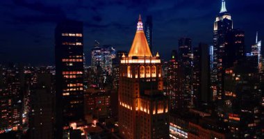 Güzel aydınlatılmış Metropolitan Hayat Sigorta Şirketi altın kubbe ile. İnsansız hava aracı görüntüleri Manhattan, New York, ABD 'nin gece manzarasının üstünde..