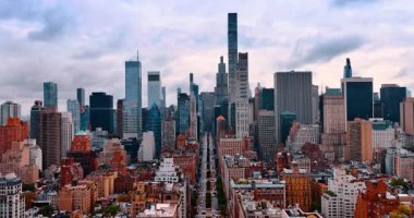 Geniş caddeye birden fazla arabayla çıkıyorlar. İnsansız hava aracından kasvetli bir günde Manhattan 'ın manzarası.