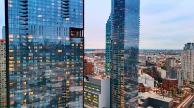 Pek çok penceresi açık, cam gibi parlak gökdelenlerin önünde uçmak. New York, ABD 'nin modern mimarisi.