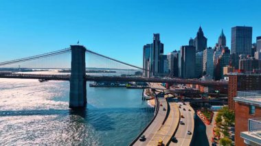 Doğu Nehri 'nin rıhtımındaki otobanlardan yükseliyor. Güneşli bir günde Brooklyn Köprüsü ve Manhattan ufuk çizgisinde.