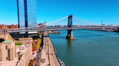 Manhattan Köprüsü 'nün yanındaki New York otobanından bir sürü araba geçiyor. New York, ABD 'nin tutkulu yaşam tarzı. Hava görünümü.