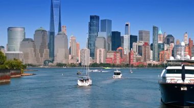 Jersey City, ABD, 1 Temmuz 2025: Doğu Nehri 'nde birden fazla tekne ve kayak jeti. Manhattan 'ın güzel silueti arka planda.
