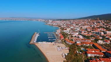 Karadeniz kıyısındaki tatil beldesinin güneşli kıyısı. Bulgaristan 'ın Sveti Vlas kentinde plaja, yat kulübüne ve çok sayıda otele hava perspektifi.