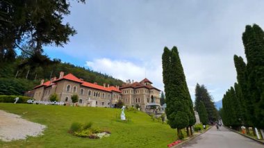 Busteni, Romanya, 17 Temmuz 2025: Güzel bir şatonun topraklarında iyi korunmuş çimenler ve ağaçlar. Romanya 'nın Busteni kentindeki Cantacuzino Şatosu.