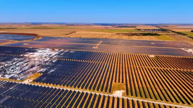 Geniş alan birden fazla güneş paneliyle kaplı. İHA görüntüleri güneş enerjisinin toplanması için kullanılıyor..