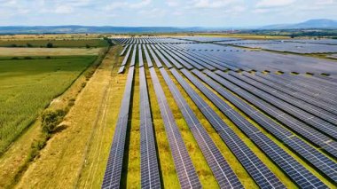 Güneş panelleri güneşe döndü. Yenilenebilir çevre dostu enerji üreten fotovoltaik hücrelerin çiftliği üzerindeki görüntüler.