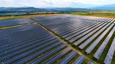 Tarlalardaki sayısız güneş panelinin üzerinden uçuyorlar. Çevre dostu sürdürülebilir enerji üretimi.