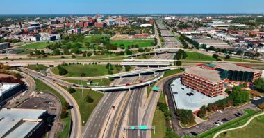 Detroit, ABD, 28 Temmuz 2025: Karmaşık yol sisteminde ulaşım otoyolları ve trestler üzerinden hareket ediyor. Detroit, Michigan, ABD 'de trafik. Hava görünümü.