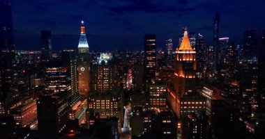 Gece Manhattan 'ın üzerinde uçmak. Metropolitan Hayat Sigortası Şirketi 'nin kulelerine yaklaşıyoruz..