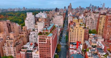 ABD 'nin New York şehrinde geniş şeritli uzun bir yol. Sonbaharda İHA 'dan renkli Central Park' a bakın.