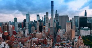 İnanılmaz New York, ABD 'nin çok katlı binaları ve gökdelenleri. Central Park 'ın güzel yeşilliğine yaklaşıyoruz. Şehrin üzerindeki gökyüzünü kaplayan dramatik bulutlar..