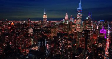 Manhattan 'ın ünlü gökdeleninde şehir manzarası aydınlandı. İHA 'dan New York' un gece panoraması.