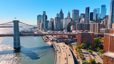 East River rıhtımındaki otobanlara doğru gidiyor. Brooklyn Köprüsü 'nde trafik sıkışık. Arkaplanda Manhattan 'ın silüeti.
