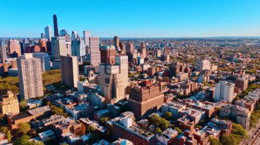 Gündüz vakti New York 'un güneşli şehir manzarası. İHA görüntüleri şehrin geniş panoramasını gösteriyor..