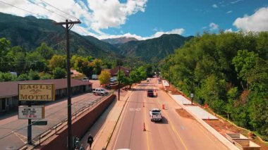 Güzel dağlara giden yol. İnsansız hava aracı görüntüleri otoyolda, arabalar ve insanlarla birlikte. Colorado, ABD.