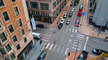 Saint Louis USA, 14 Ağustos 2025: St. Louis, Missouri, ABD 'de bir kadın kavşağı geçiyor. Arabalar ışığı bekler ve gitmeye başlarlar. Hava görünümü.