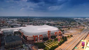 Saint Louis USA, 14 Ağustos 2025: The Dome at America 's Center in St. Louis, Missouri, ABD. Drone 'dan geniş çoklu şeritli yol. Gökyüzünde dramatik bulut manzarası.