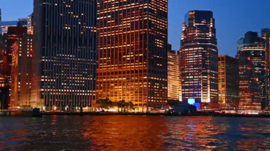 Geceleri metropolün göz kamaştırıcı aydınlığı. New York, ABD 'deki East River' ın rıhtımındaki görüntüler..