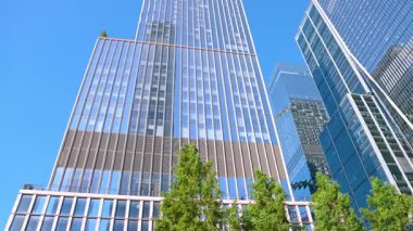 New York, ABD, 5 Ağustos 2025: Modern New York gökyüzünü yansıtan yüksek katlı cam binalar. Gemi Yapısı yakınlarda duruyor. Düşük açı görünümü.