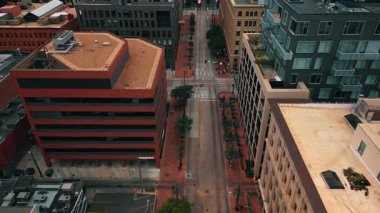 Denver, ABD, 28 Temmuz 2025: Çok katlı binaların çatıları üzerinde uçuş. Denver Caddesi, Colorado, ABD Çok fazla insan ve araba geçmiyor.