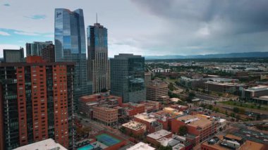 Denver, ABD, 28 Temmuz 2025: Denver, Colorado, ABD 'deki yoğun kentsel alanda alçak binalar ve yüksek binalar. Gri dramatik bulutlar manzaranın üzerini kaplıyor. Hava görünümü.