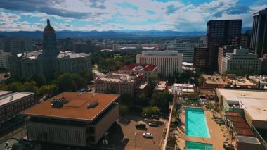 Denver, ABD, 28 Temmuz 2025: çatıda yüzme havuzu olan bir bina görüntüsü. Colorado Eyalet Kongre Binası 'nda Denver, Colorado, ABD manzarası. Bulutlar gökyüzünü kaplıyor.