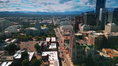 Denver, ABD, 28 Temmuz 2025: Güneşli bir günde Denver, Colorado, ABD 'nin geniş şehir manzarası. Katedral Bazilikası ve Colorado Eyalet Meclisi 'ne bakın. Hava perspektifi.